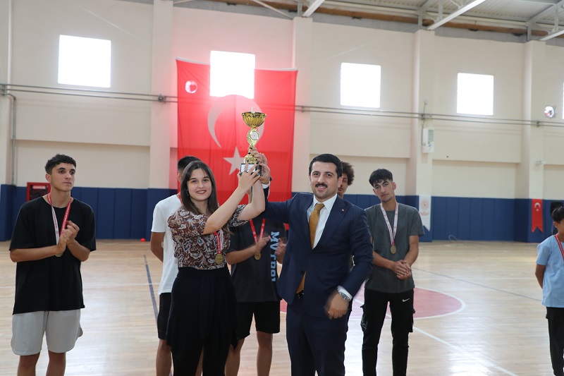 Kaymakam Öztürk, 19 Mayıs Atatürk'ü Anma, Gençlik ve Spor Bayramı Kutlama Törenine Katıldı.