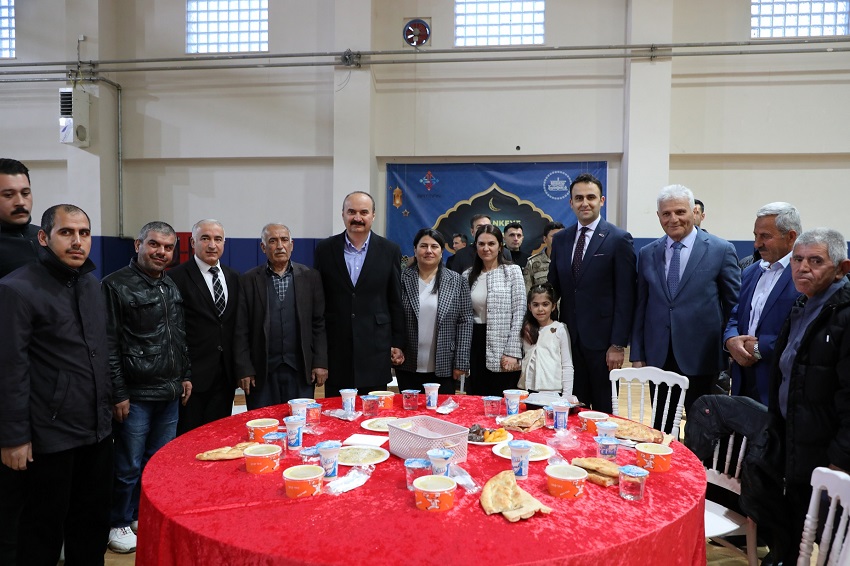 “Sayın Valimiz Ekrem Canalp’ın katılımlarıyla iftar programı düzenlendi.”