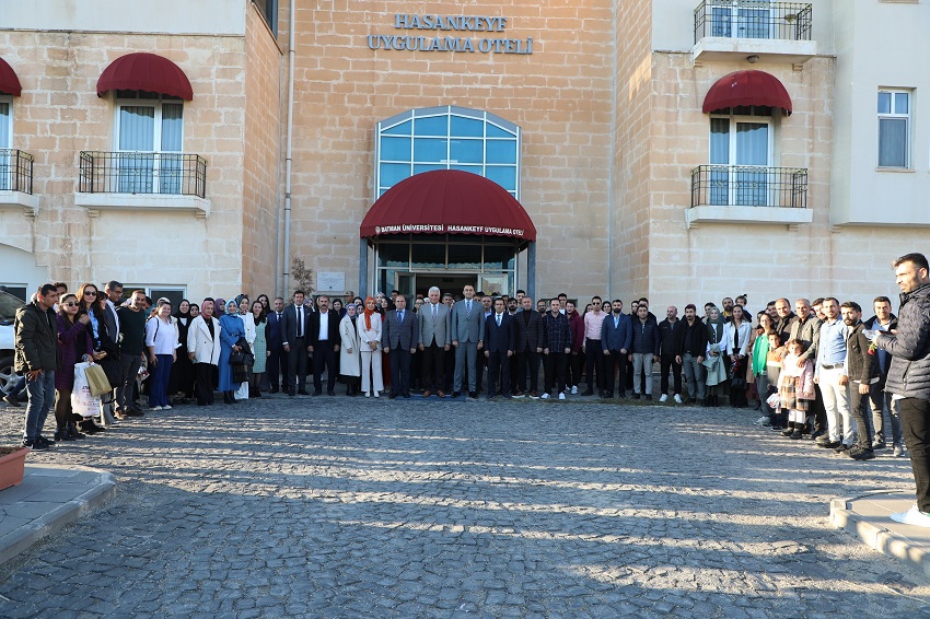 “24 Kasım Öğretmenler Günü, İlçe Milli Eğitim Müdürlüğü tarafından İmam Hatip Ortaokulu konferans salonunda düzenlenen çeşitli ekinliklerle kutlandı.”